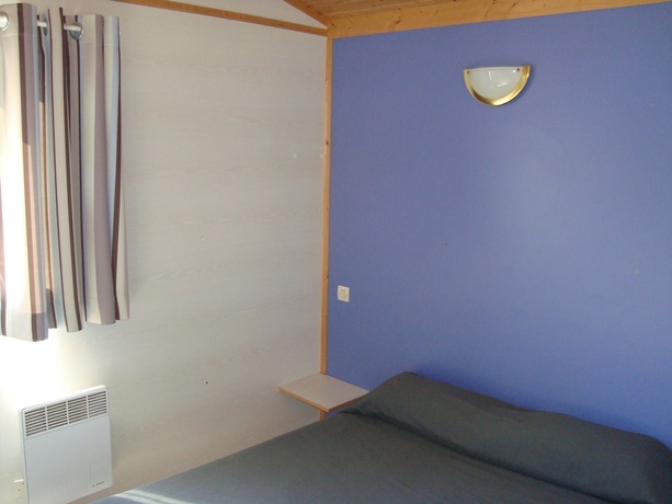 Imagen de la habitación del Les chalets de Millau. Foto 4