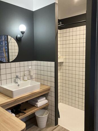 Imagen de la habitación del L\'h&ocirc;tel du Garage des Cevennes. Foto 18