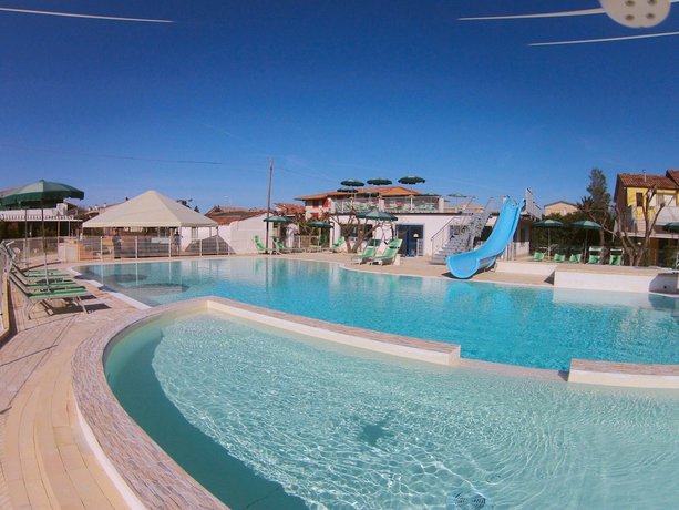 Imagen de la piscina del Lianna Beach Resort. Foto 20