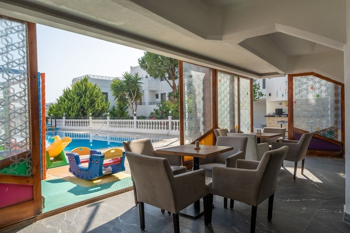 Imagen de la piscina del Lidya Suits and Apart Hotel. Foto 12