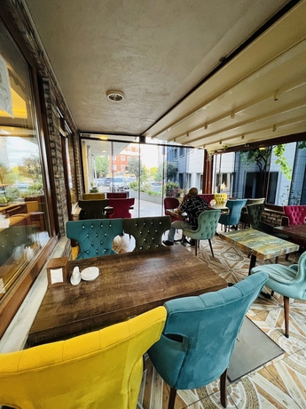 Imagen del bar/restaurante del Liman Hotel. Foto 2