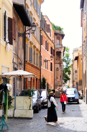 Imagen de los exteriores del Little Rhome Suites. Foto 13