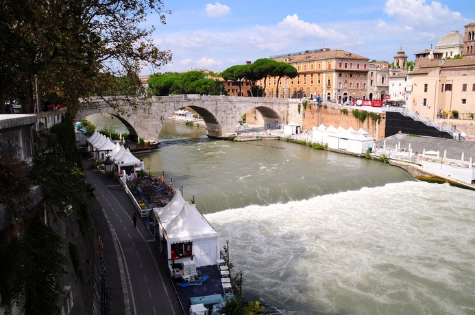 Imagen de los exteriores del Little Rhome Suites. Foto 14