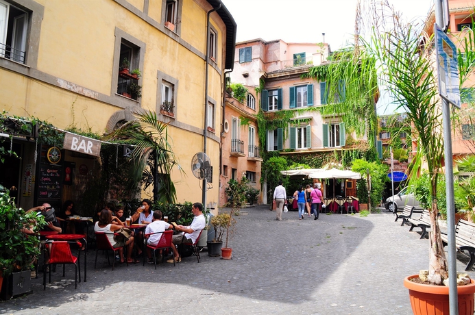 Imagen de los exteriores del Little Rhome Suites. Foto 15