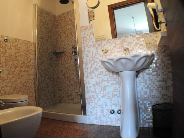 Imagen de la habitación del Little Rhome Suites. Foto 9