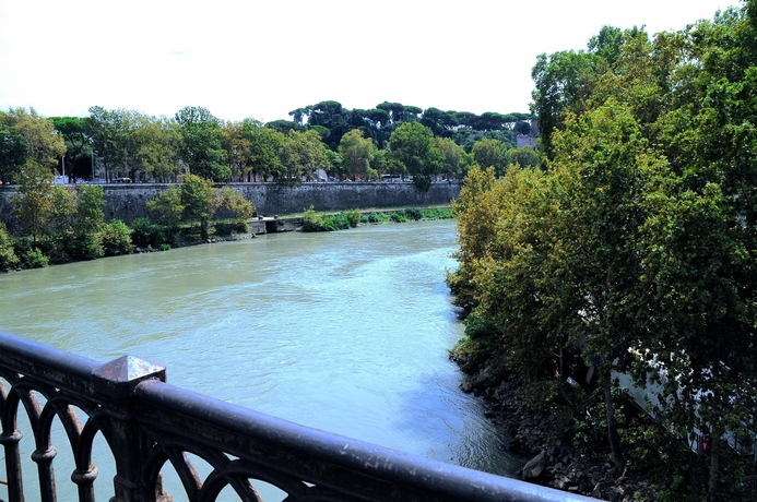 Imagen de los exteriores del Little Rhome Suites. Foto 16