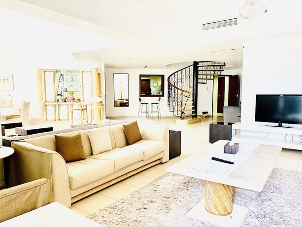 Imagen de los interiores del Living Room JBR. Foto 18