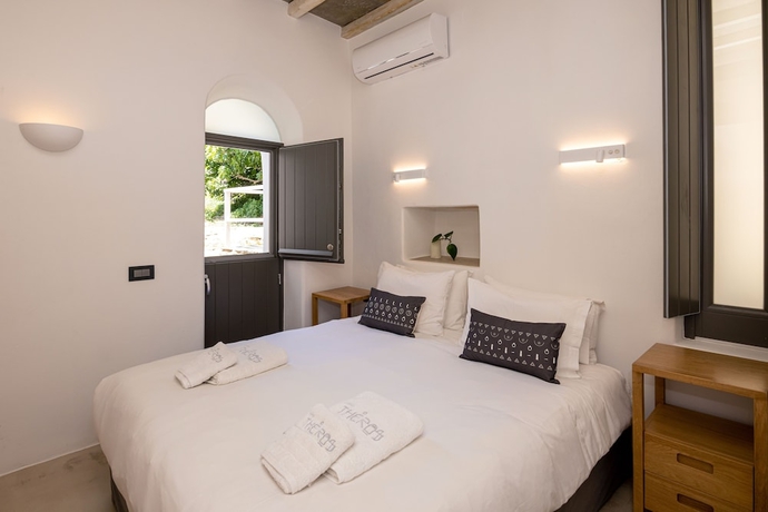 Imagen de la habitación del Living Theros Luxury Suites. Foto 4