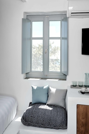 Imagen de la habitación del Living Theros Luxury Suites. Foto 11