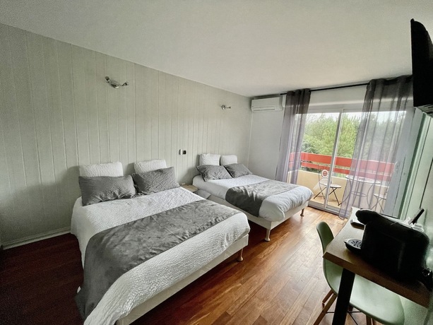 Imagen de la habitación del Logis H&ocirc;tel Paris-Madrid. Foto 8