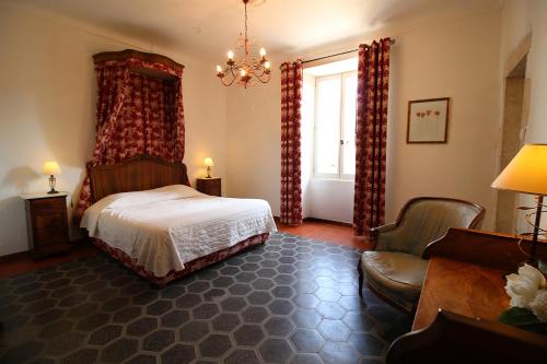 Imagen de la habitación del Logis H&ocirc;tel Restaurant G&icirc;te La Bastide du V&eacute;bron. Foto 4