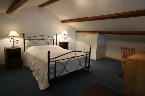 Imagen de la habitación del Logis H&ocirc;tel Restaurant G&icirc;te La Bastide du V&eacute;bron. Foto 5