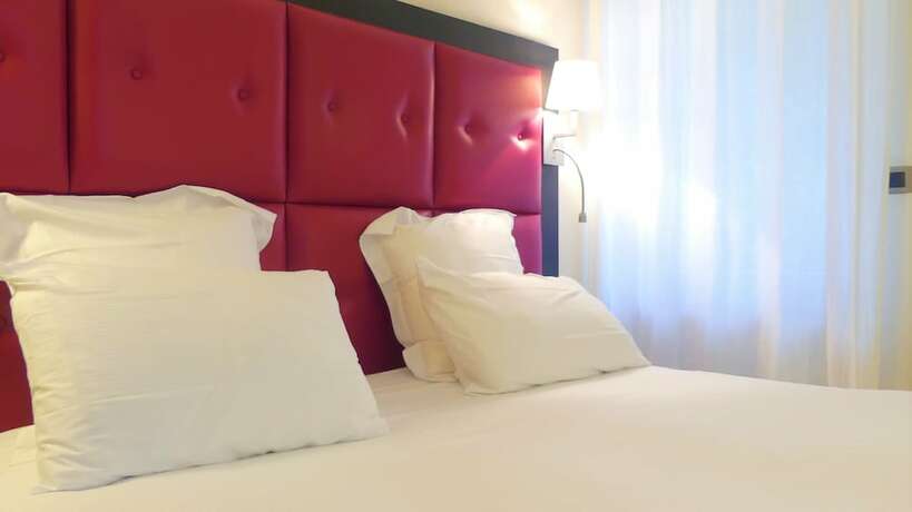 Imagen de la habitación del Logis H&ocirc;tel Saint-Guirec et de la Plage. Foto 13