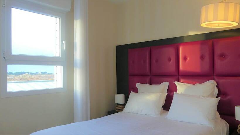 Imagen de la habitación del Logis H&ocirc;tel Saint-Guirec et de la Plage. Foto 15