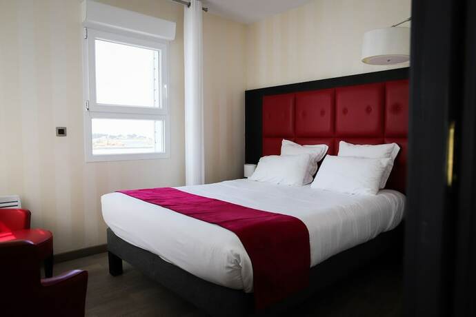 Imagen de la habitación del Logis H&ocirc;tel Saint-Guirec et de la Plage. Foto 16