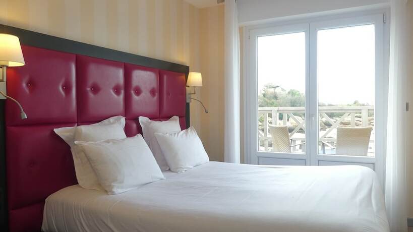 Imagen de la habitación del Logis H&ocirc;tel Saint-Guirec et de la Plage. Foto 17