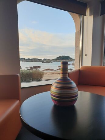 Imagen general del Logis H&ocirc;tel Saint-Guirec et de la Plage. Foto 7
