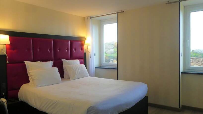 Imagen de la habitación del Logis H&ocirc;tel Saint-Guirec et de la Plage. Foto 19
