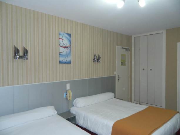 Imagen de la habitación del Logis H&ocirc;tel l\'Elanc&egrave;ze. Foto 13