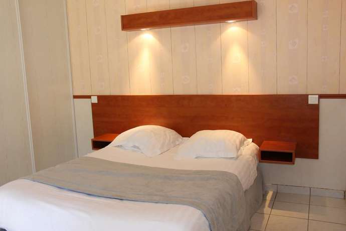 Imagen de la habitación del Logis Hôtel la Méridienne. Foto 12