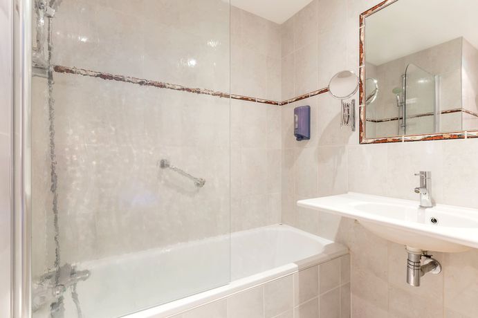 Imagen de la habitación del Logis H&ocirc;tel les C&egrave;dres Bleus. Foto 14