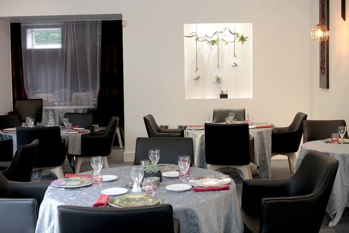Imagen del bar/restaurante del Logis H&ocirc;tel les C&egrave;dres Bleus. Foto 4