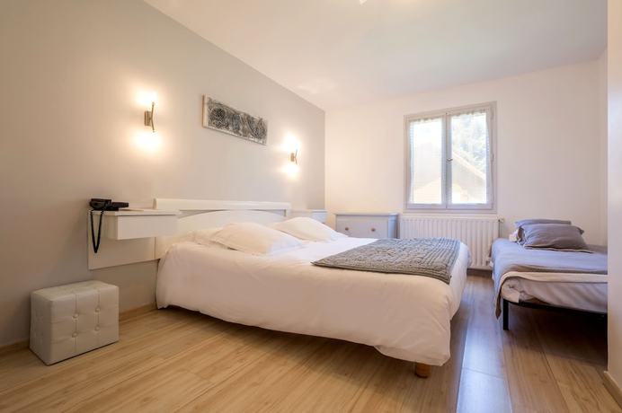 Imagen de la habitación del Logis H&ocirc;tel les C&egrave;dres Bleus. Foto 15