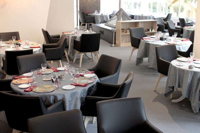 Imagen del bar/restaurante del Logis H&ocirc;tel les C&egrave;dres Bleus. Foto 7