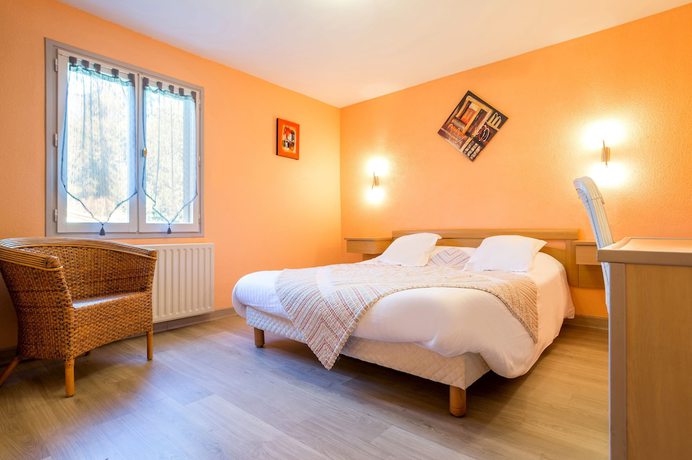 Imagen de la habitación del Logis H&ocirc;tel les C&egrave;dres Bleus. Foto 16