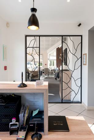 Imagen de los interiores del Logis H&ocirc;tel les C&egrave;dres Bleus. Foto 20