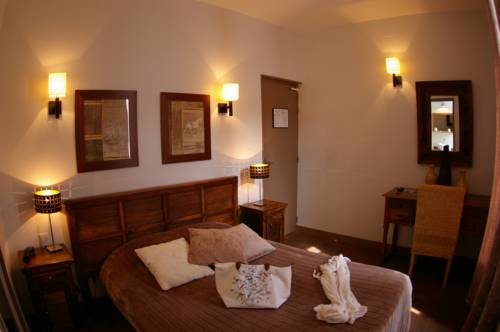 Imagen de la habitación del Logis Hotel Le Cheval Noir. Foto 3