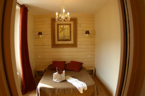 Imagen de la habitación del Logis Hotel Le Cheval Noir. Foto 7