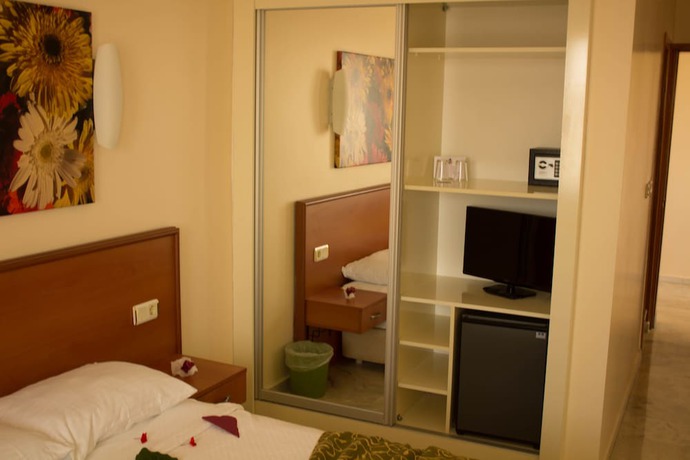 Imagen de los exteriores del Lord Hotel. Foto 16