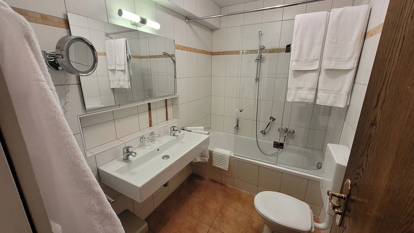 Imagen de la habitación del LuCA HOTEL. Foto 3