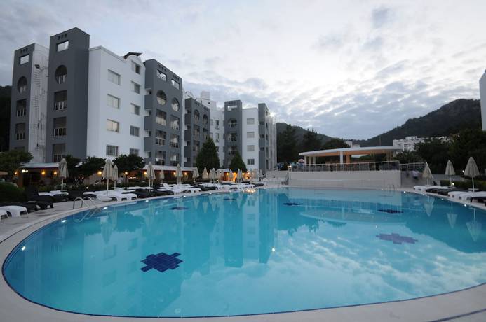 Imagen de la piscina del Luna Beach Hotel and Spa. Foto 19