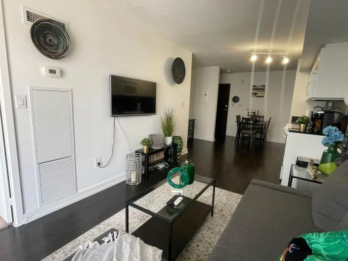 Imagen de la habitación del Luxury Apartments in Mississauga and Toronto - Free Parking & Large Balcony. Foto 16