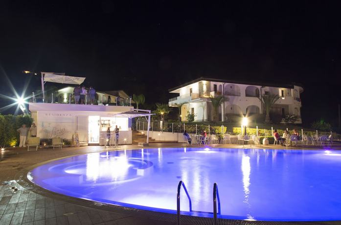 Imagen de la piscina del Luzia Agriresort, Ricadi. Foto 17