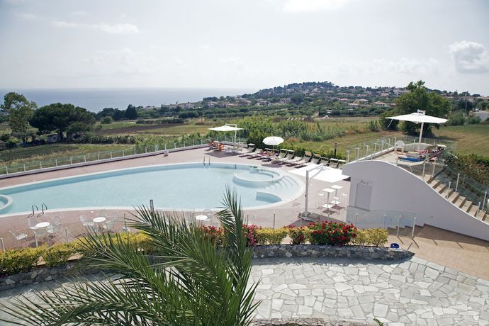 Imagen de la piscina del Luzia Agriresort, Ricadi. Foto 18