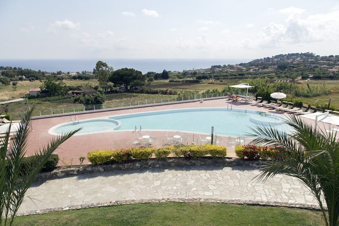Imagen de la piscina del Luzia Agriresort, Ricadi. Foto 19