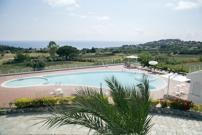 Imagen de la piscina del Luzia Agriresort, Ricadi. Foto 20