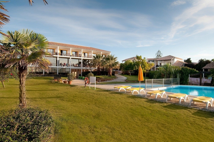 Imagen de los exteriores del Luzmar Villas. Foto 12