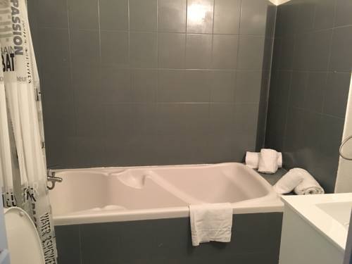 Imagen de la habitación del M Hotel, Gignac. Foto 7