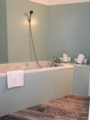 Imagen de la habitación del M Hotel, Gignac. Foto 11