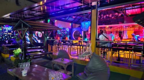 Imagen general del MBAR HOSTEL HAAD RIN. Foto 10