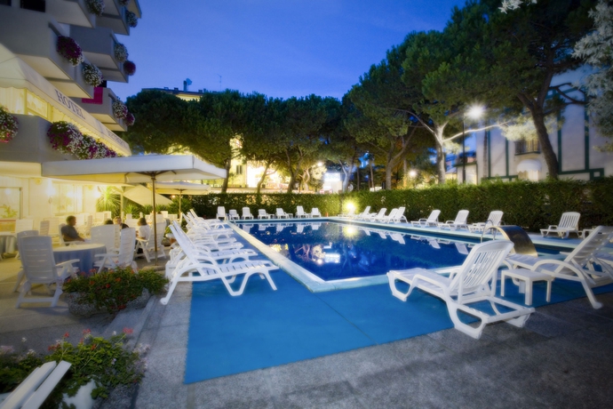 Imagen de la piscina del METROPOL, Caorle. Foto 16