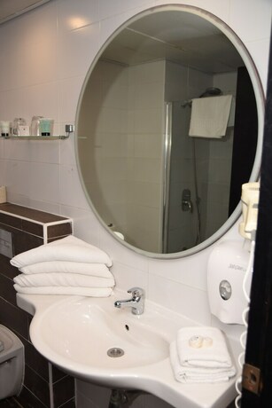 Imagen de la habitación del Madison Hotel Nahariya. Foto 35
