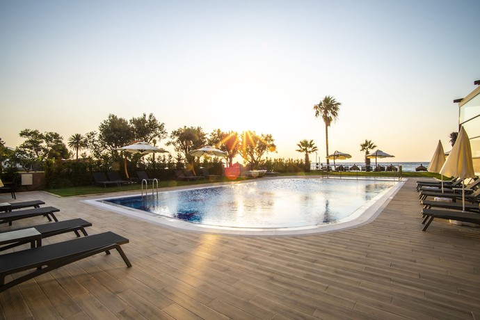 Imagen de la piscina del Maia Luxury Beach Hotel and Spa. Foto 20
