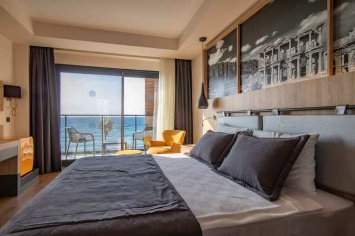 Imagen de la habitación del Maia Luxury Beach Hotel and Spa. Foto 11