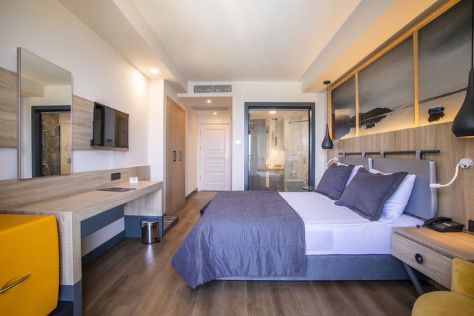 Imagen de la habitación del Maia Luxury Beach Hotel and Spa. Foto 13