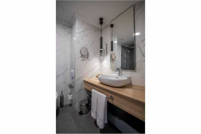 Imagen de la habitación del Maia Luxury Beach Hotel and Spa. Foto 15